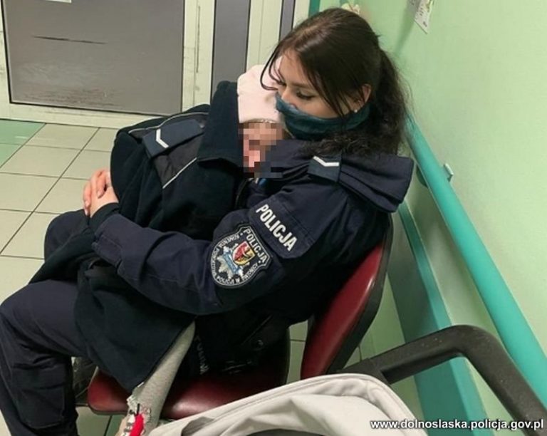 Z przemarzniętą córką zataczał się na ulicy. Pijany ojciec usłyszał zarzuty
