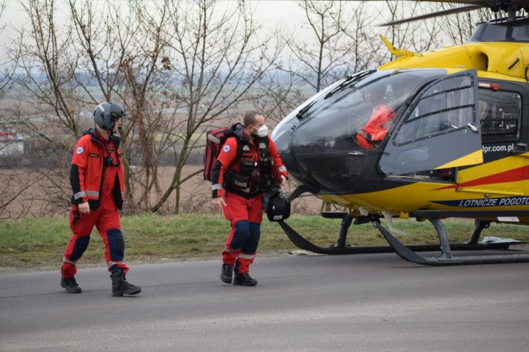 Interwencja śmigłowca LPR w Dobromierzu. Ratownikom nie udało się uratować 73-latki