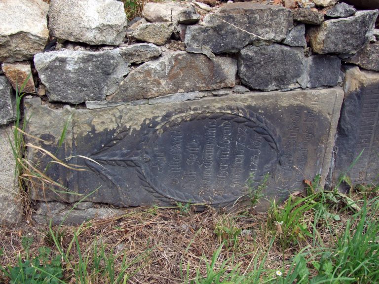 Ponad dwustuletni nagrobek odnaleziony w murze