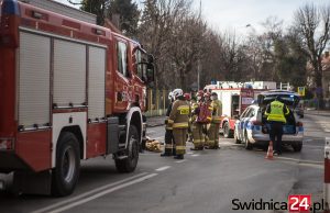 Wypadek na ulicy Wałbrzyskiej. 73-letnia rowerzystka trafiła do szpitala