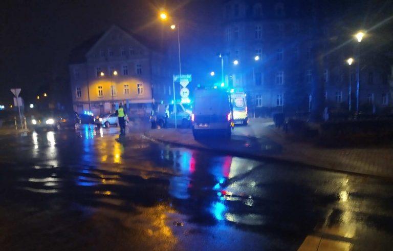 Potrącenie rowerzysty na Wałbrzyskiej. Poszkodowany 36-latek trafił do szpitala