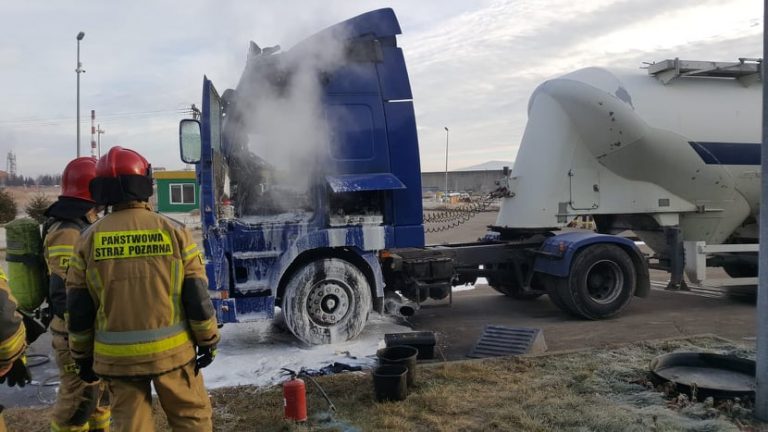 Pożar ciężarówki na terenie biogazowni. Jedna osoba została poszkodowana [FOTO]