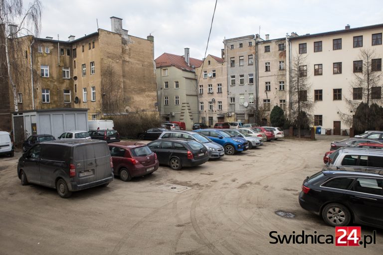 Kolejne śródmiejskie podwórza doczekają się przemiany? [FOTO]