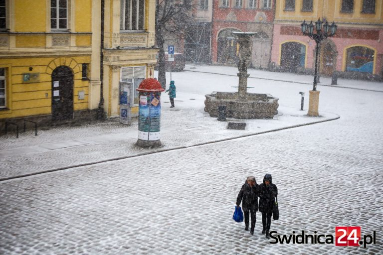 Wietrznie, ślisko i śnieżnie. Czwartek z podwójnym pogodowym ostrzeżeniem