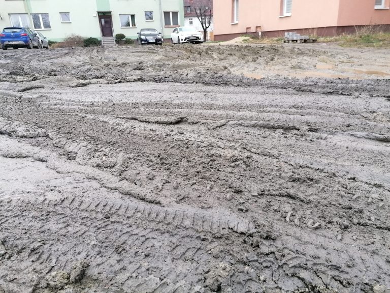 Po zleconej przez miasto rozbiórce zostało bagno [FOTO]