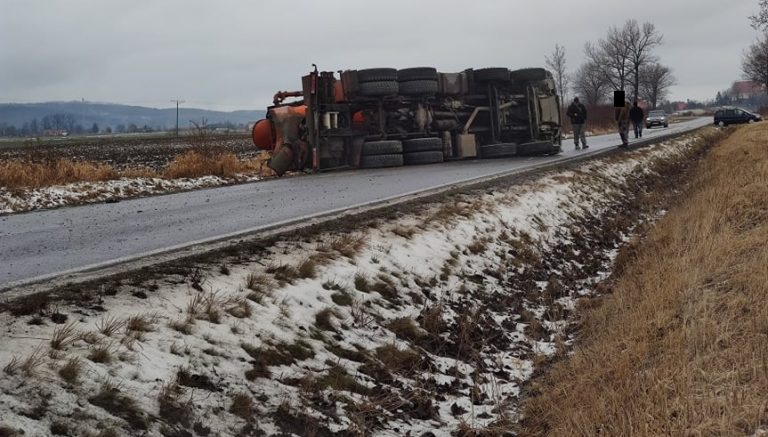 Ciężarówka z betoniarką zatarasowała przejazd [FOTO]