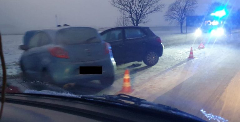 Niebezpiecznie na drogach. Zderzenie na trasie Świdnica-Dzierżoniów, dachowanie za Złotym Lasem [FOTO]