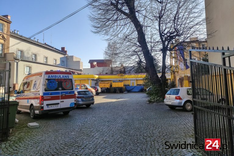 Jak doszło do śmierci mężczyzny znalezionego na podwórku przy Wrocławskiej? Sprawą zajęli się śledczy