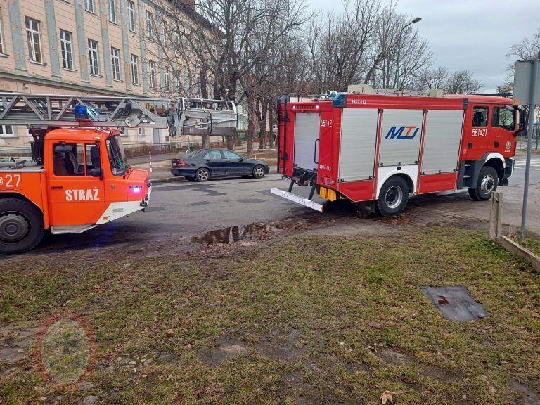 Nadal wietrznie, może też zagrzmieć. Synoptycy utrzymują ostrzeżenie