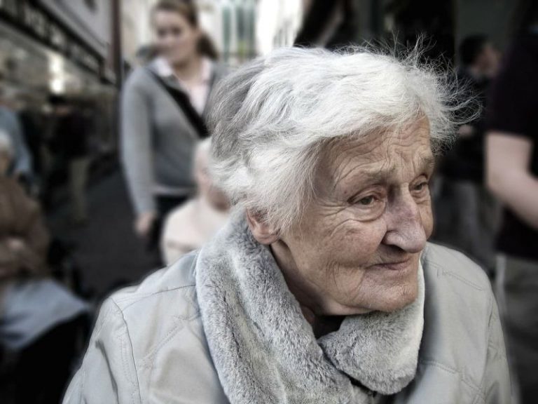 Blaski i cienie pracy opiekunki seniora