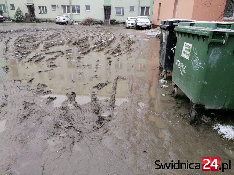 Bagno coraz większe, a żadnych decyzji władz miasta nie ma [FOTO]