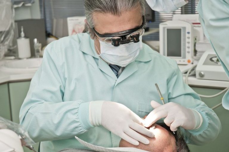 Czy dentysta może odmówić leczenie niezaszczepionym?
