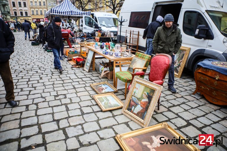 Raj dla poszukiwaczy niezwykłych przedmiotów. Giełda staroci ponownie zawitała na świdnicki Rynek [FOTO/VIDEO]