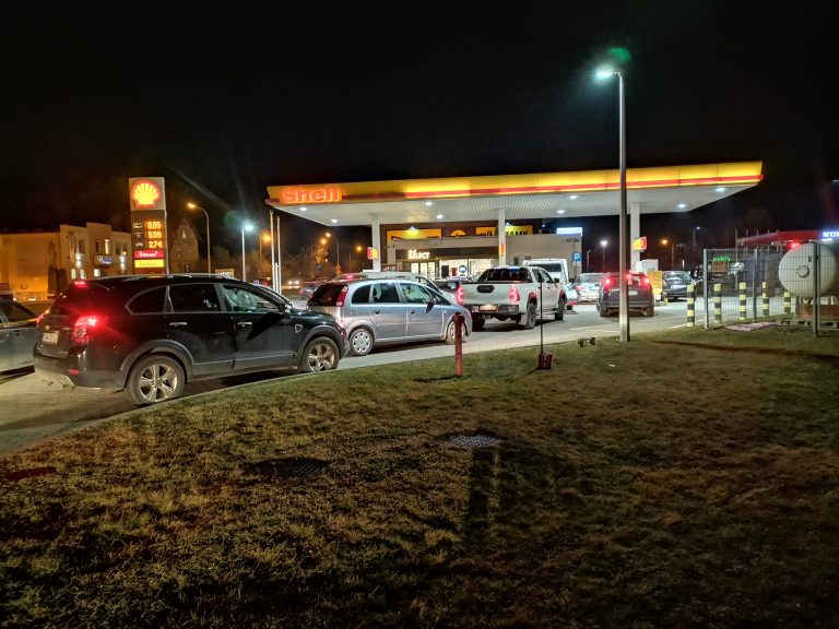 Kolejki na stacjach paliw [FOTO]