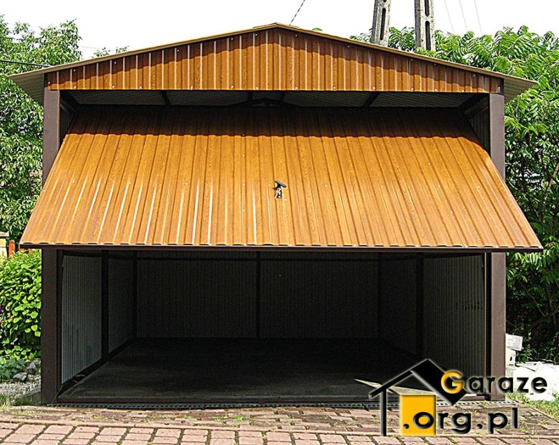 Jednostanowiskowy garaż blaszany z dachem dwuspadowym w brązowym kolorze 