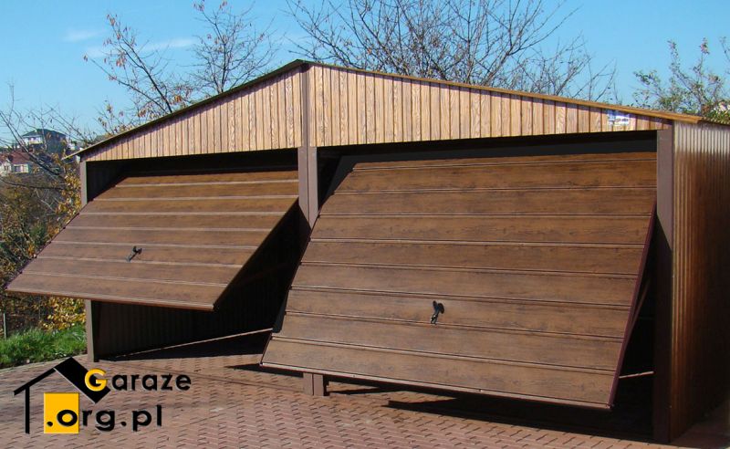 Blaszak drewnopodobny z dachem dwuspadowym z dwoma bramami uchylnymi przeznaczony do garażowania dwóch aut 