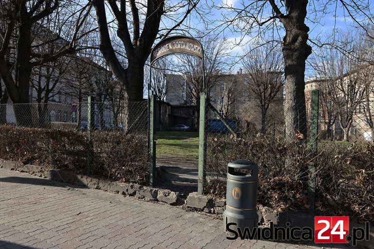 Zielony zakątek śródmieścia wciąż czeka na rewitalizację. Powstanie projekt odnowy [FOTO]