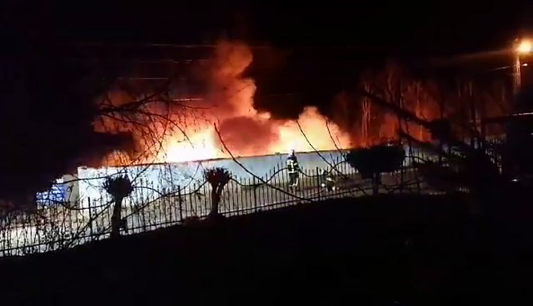Marcinowice. Pożar na terenie skupu złomu [VIDEO]
