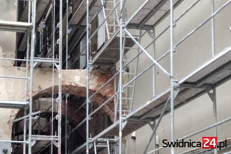 Zaniedbany zakątek świdnickiego śródmieścia przejdzie przemianę. Rusza remont [FOTO]
