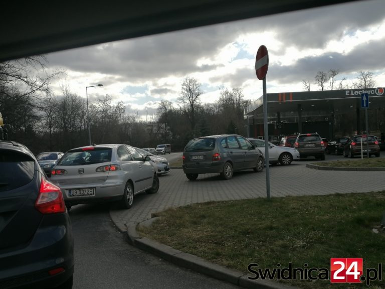 Znów kolejki na stacje paliw, niektórzy podnoszą ceny. ORLEN, LOTOS i PERM zapewniają, że ropy nie zabraknie