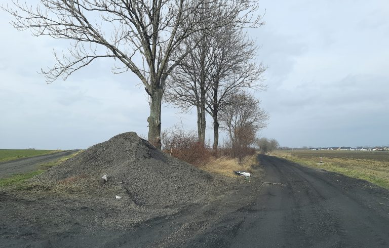 „Już widzę tumany czarnego kurzu”. Żużel z ciepłowni na drogach między polami