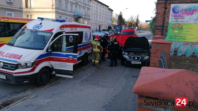 Akcja ratunkowa na Wałbrzyskiej. Kierujący autem zasłabł i uderzył w mur