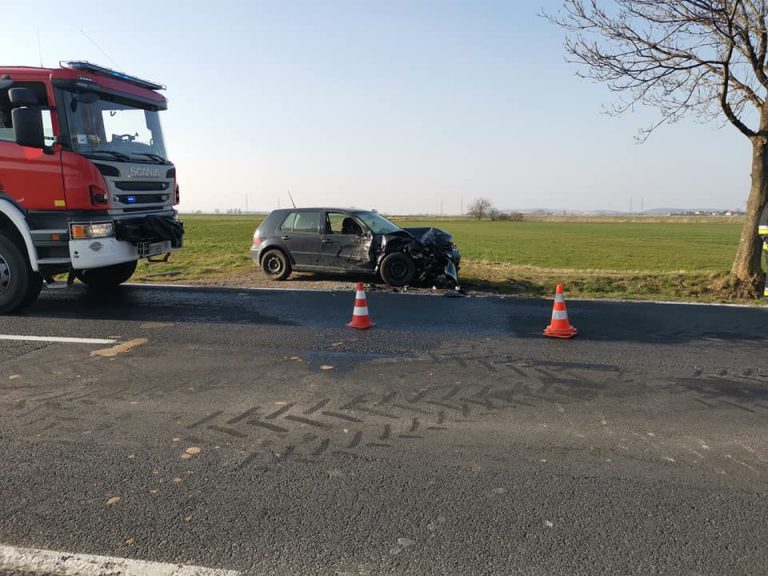Ciągnik rolniczy uderzył w osobówkę