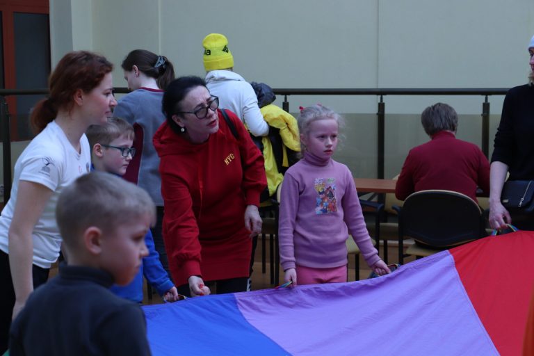 Świdnicka biblioteka zaprasza dzieci i dorosłych/Бібліотека у Свідниці запрошує дітей та дорослих