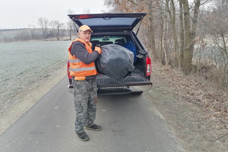 Opony, zderzaki, butelki. Pięć ton śmieci z przydrożnych rowów [FOTO]