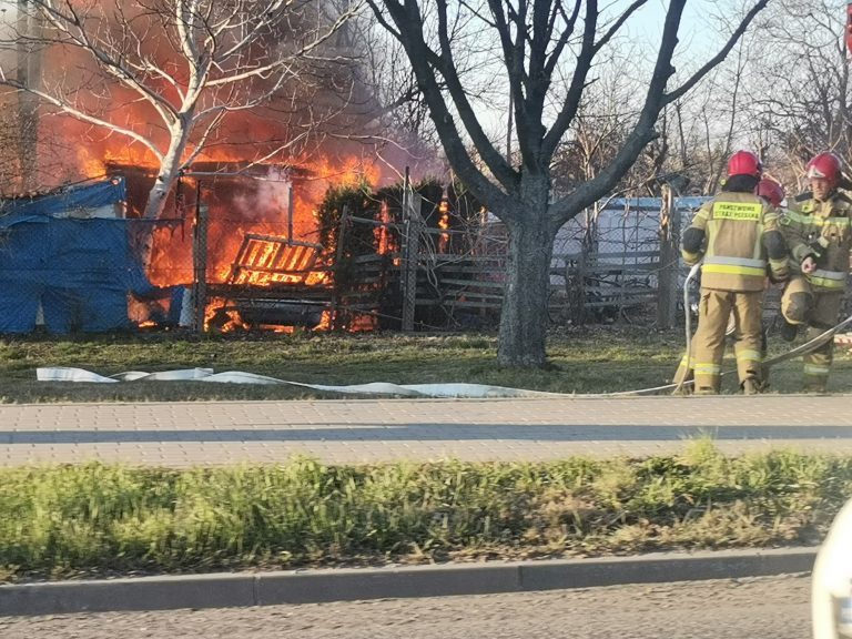 Spłonęła altanka tuż przy drodze krajowej 35