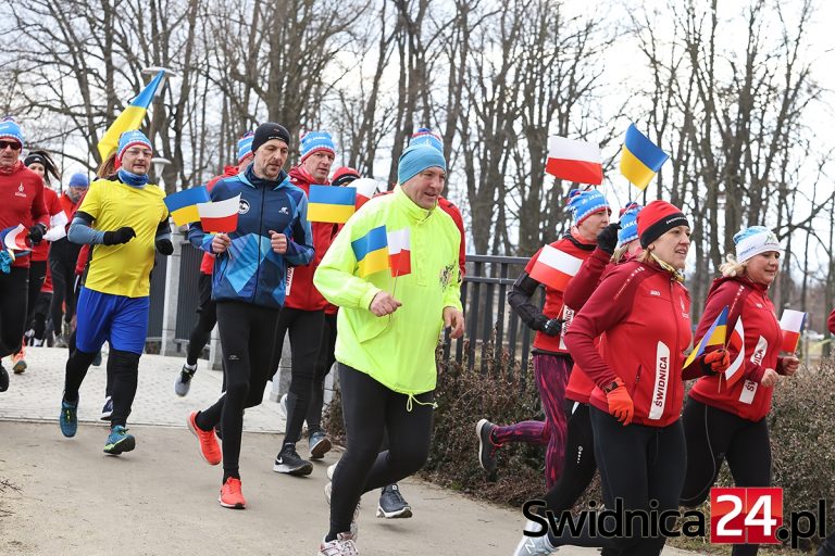 Pobiegli w geście solidarności z Ukrainą. „Wspierajmy się nawzajem. Wspierajmy tych, którzy uciekli ze swojej ojczyzny” [FOTO/VIDEO]
