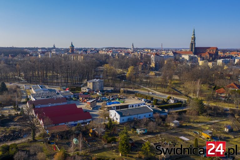 Protestowali przeciwko budowie krematorium insynuując „nieprzejrzystość działań” urzędników. Starostwo wystąpi na drogę sądową