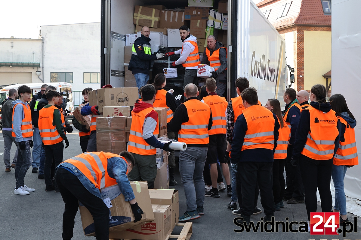11 camiones 2500 km.  La caravana española con regalos ha llegado a Uednica [FOTO] – Swidnica24.pl