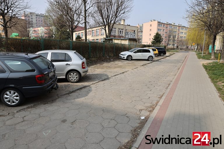 Więcej miejsc parkingowych na Osiedlu Młodych? Radni zgłaszają nowe pomysły i przypominają o wcześniejszych [FOTO]