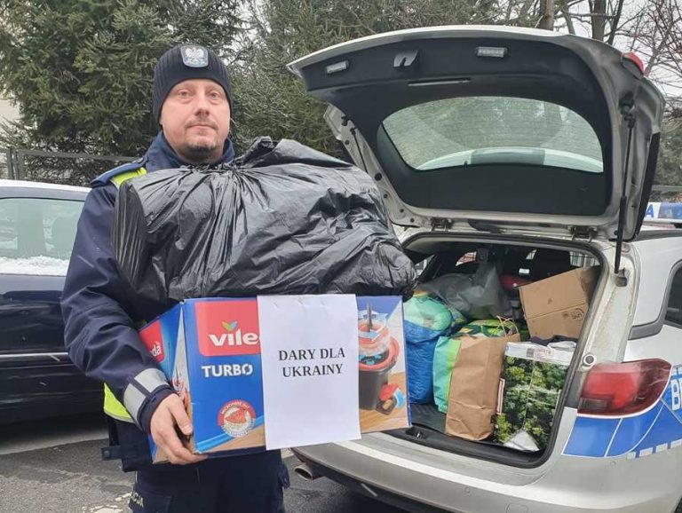 Policjanci i pracownicy cywilni włączają się w niesienie pomocy