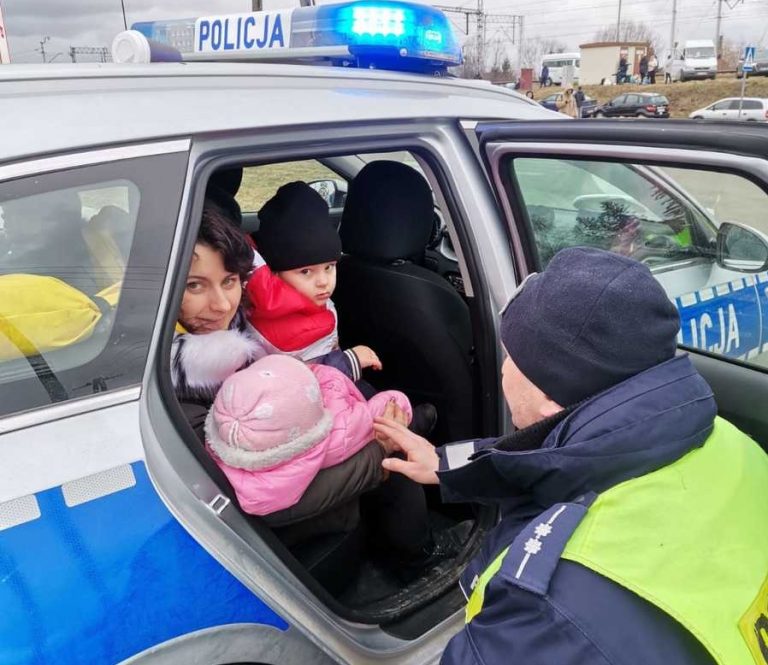 Służbowo i prywatnie. Policjanci angażują się w pomoc dla uchodźców [FOTO]