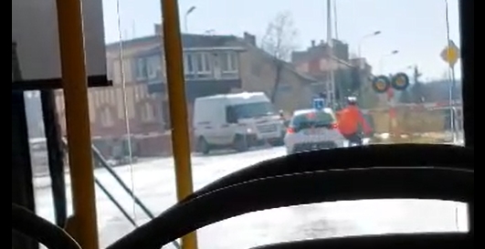 Niebezpieczna sytuacja na przejeździe [VIDEO]