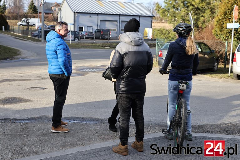 Z duszą na ramieniu do sklepu i szkoły. Mieszkańcy apelują o chodniki
