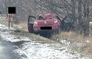 Uwaga, jest ślisko! Samochód wypadł z drogi