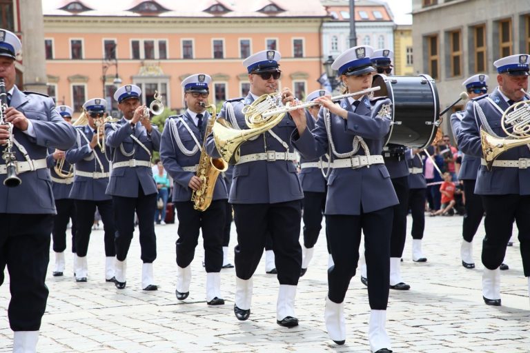 Policjanci zapraszają na charytatywny festyn. Celem jest wsparcie trójki dzieci