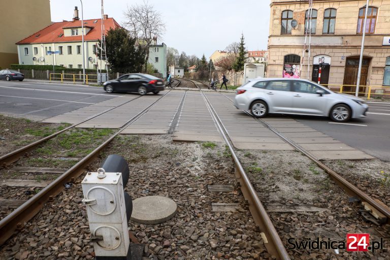 Zamknięcie przejazdu kolejowego na Komunardów. Inaczej pojadą miejskie autobusy