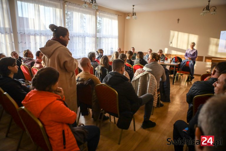 Uczniowie zostaną pozbawieni dojazdu do podstawówki? Rodzice rozgoryczeni, wójt gminy zorganizowała spotkanie