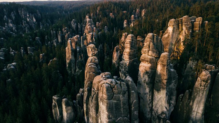 Pociągiem na wycieczkę do Skalnego Miasta? Od soboty wracają sezonowe połączenia