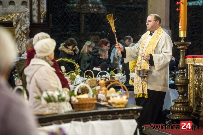 Wielka Sobota. W kościołach trwa święcenie pokarmów. Co umieścić w koszyczku?