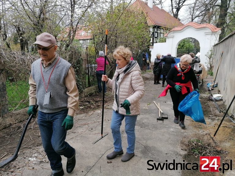 Światowy Dzień Ziemi. Sprzątają Zaułek Garncarzy i zapomniane boisko w Świdnicy, szykują się kolejne akcje