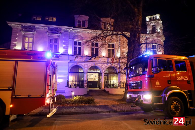 Alarm pożarowy w hotelu przy Tołstoja. Interweniowali strażacy [FOTO]