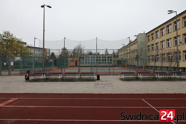 Nie wszystkie boiska przy szkołach w Świdnicy otwarte w weekendy. Dlaczego?