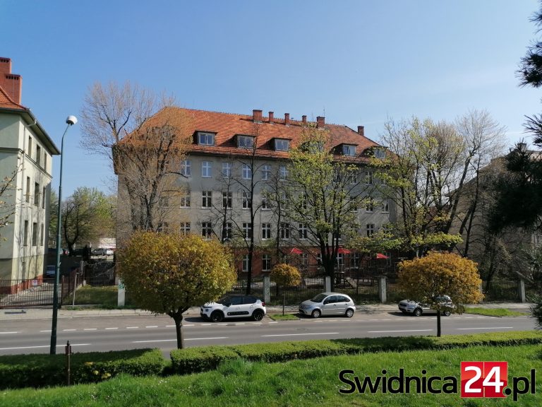 Województwo przejęło dawny budynek szkoły. Tu ulokuje się Dolnośląski Urząd Pracy. Mówi się też o instytucji rozdzielającej środki unijne