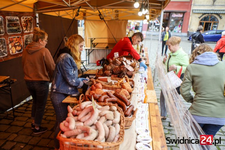 Jedzenie, ozdoby i atrakcje dla dzieci. Ostatni dzień jarmarku wielkanocnego [FOTO]