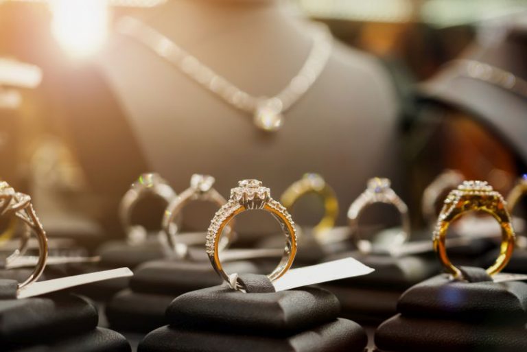 Złoto czy srebro – jaki pierścionek zaręczynowy wybrać?